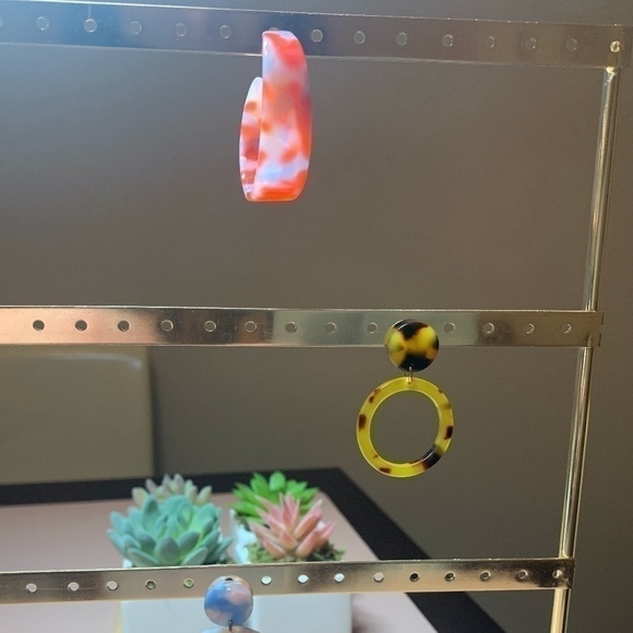 SALE💚 any 3 for $18 💚
 Tortoise Statement Hoop Acrylic Earrings - Picture 5 of 6